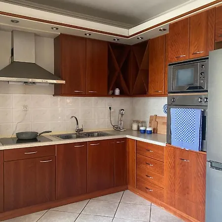 Nice, Spacious And Bright In Thermi, Thessaloniki. * 塞尔米