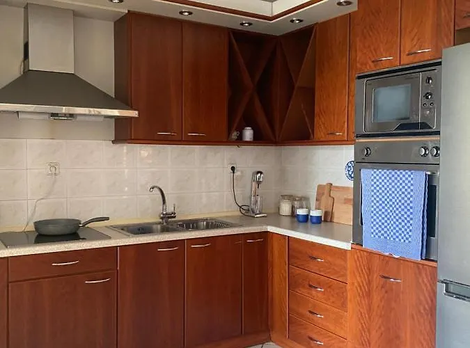 Nice, Spacious And Bright In Thermi, Thessaloniki. * 塞尔米