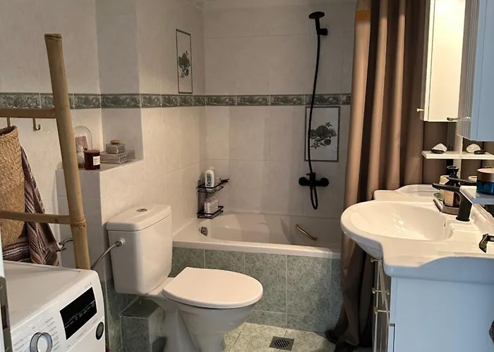 Nice, Spacious And Bright In Thermi, Thessaloniki. 塞尔米